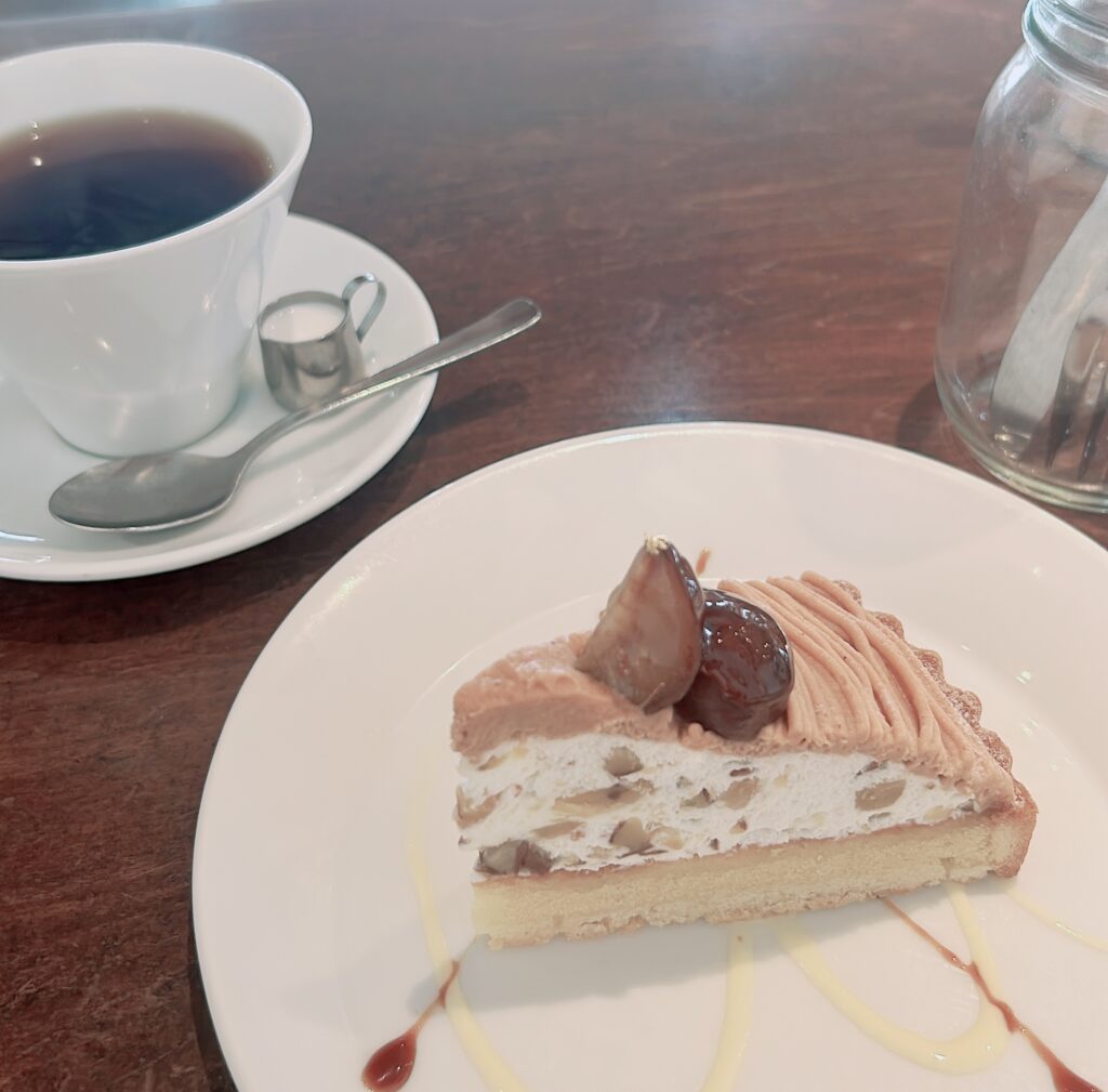 カフェのコーヒーとケーキ