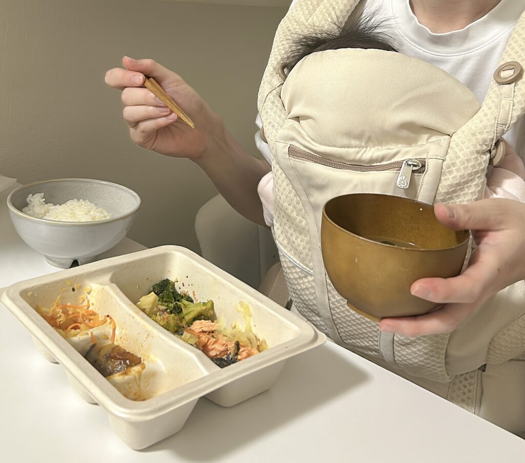 新生児を抱っこしながらのnoshを食べている様子